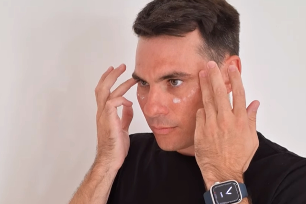 hombre colocando el contorno de ojos